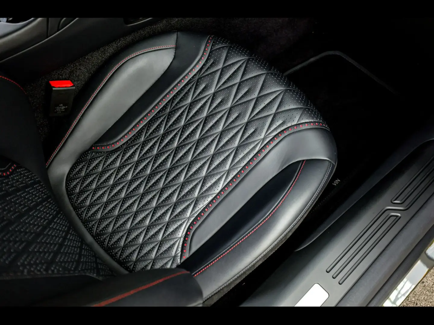 DB12 V8 COUPE Q SPECIAL°OBERON BLACK°360°KERAMIK