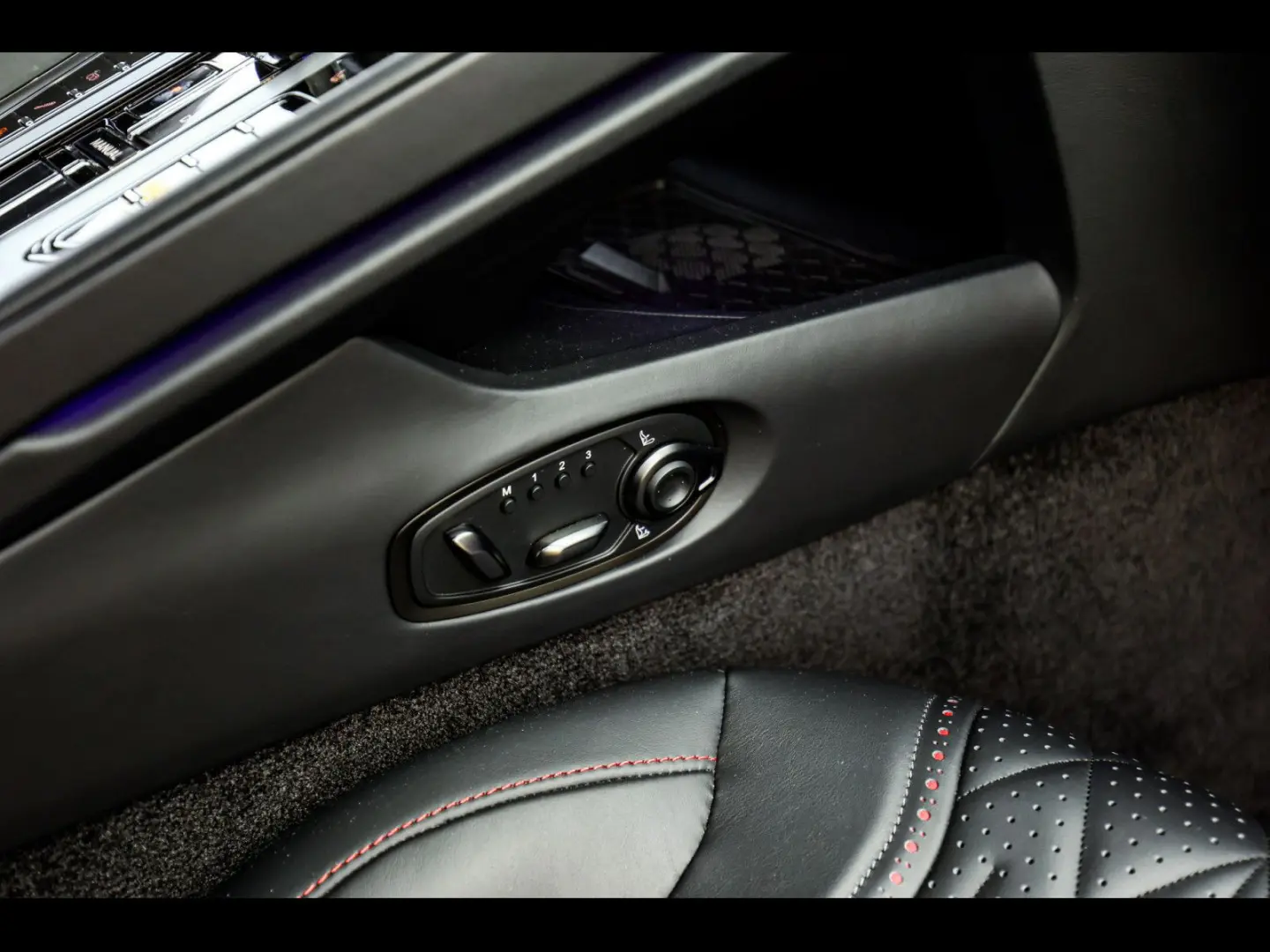 DB12 V8 COUPE Q SPECIAL°OBERON BLACK°360°KERAMIK