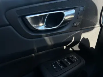 XC60 T8 Plus Dark Plug-In Hybrid AWD/20-Z/360-K