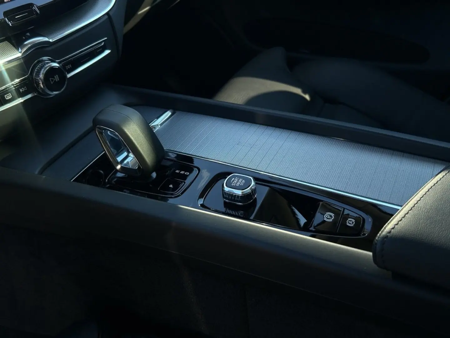 XC60 T8 Plus Dark Plug-In Hybrid AWD/20-Z/360-K