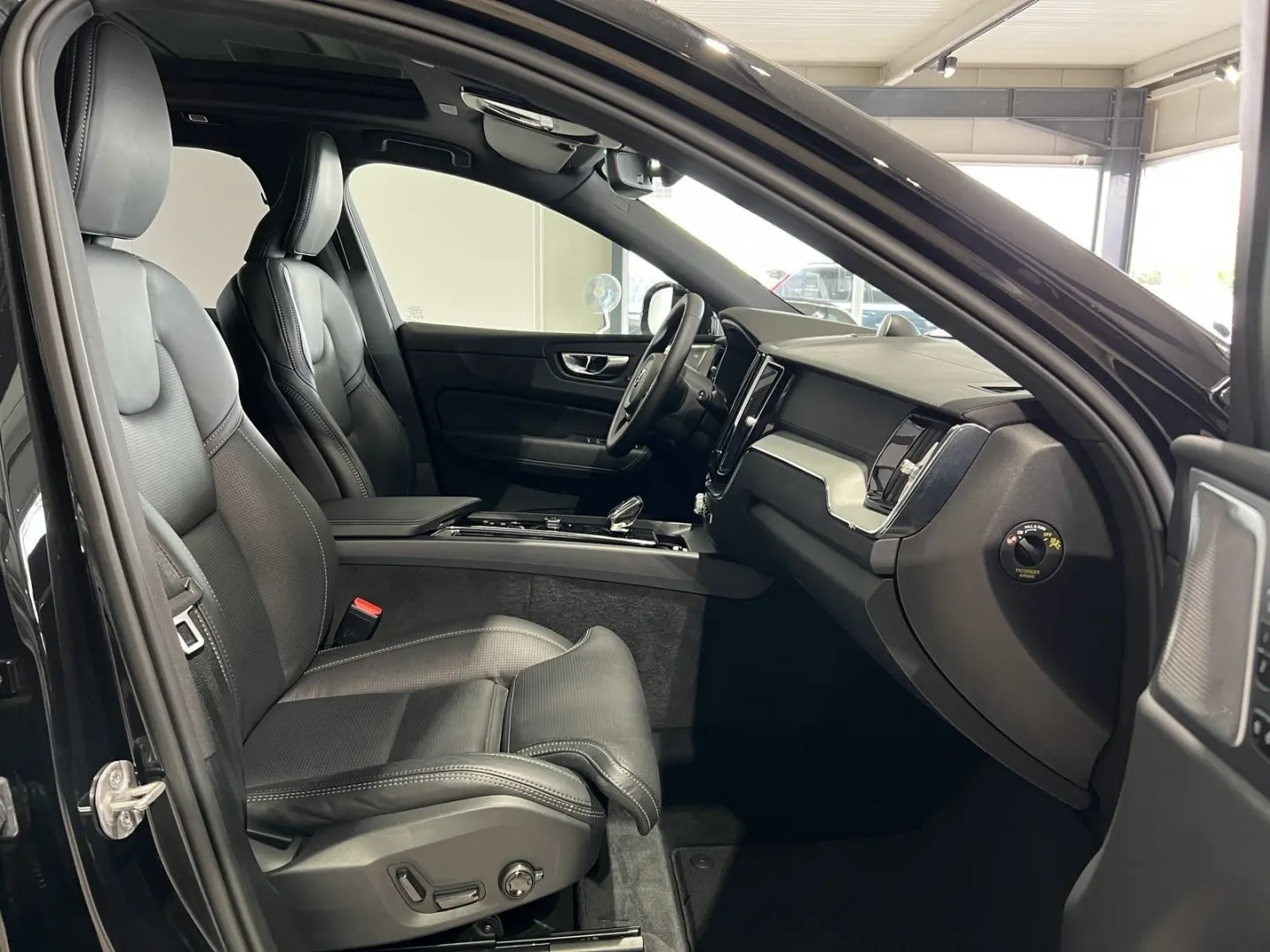 XC60 T8 Ultra Black Edition Recharge AWD Massage
