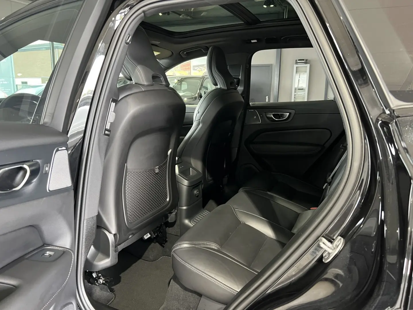 XC60 T8 Ultra Black Edition Recharge AWD Massage