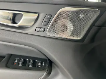 XC60 T8 Ultra Black Edition Recharge AWD Massage