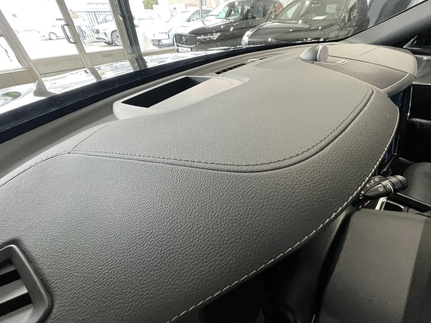 XC60 T8 Ultra Black Edition Recharge AWD Massage
