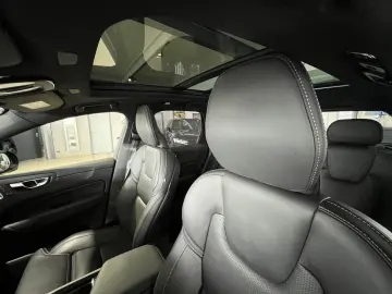 XC60 T8 Ultra Black Edition Recharge AWD Massage