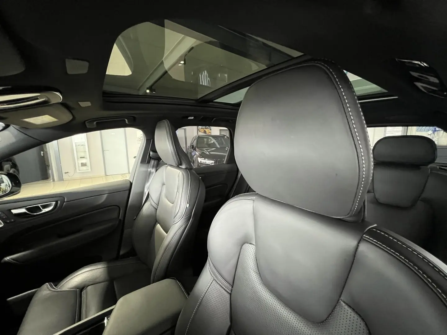 XC60 T8 Ultra Black Edition Recharge AWD Massage