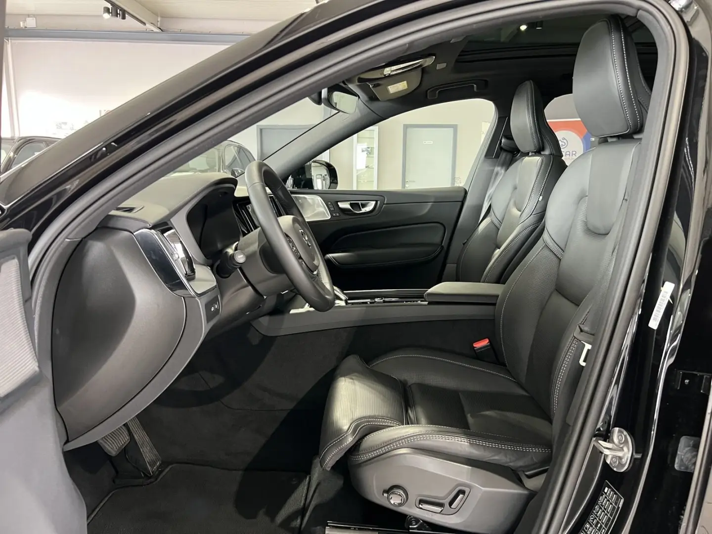 XC60 T8 Ultra Black Edition Recharge AWD Massage