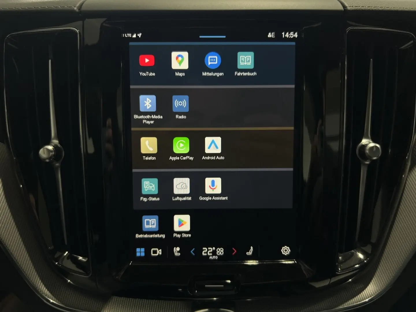 XC60 T8 Ultra Black Edition Recharge AWD Massage