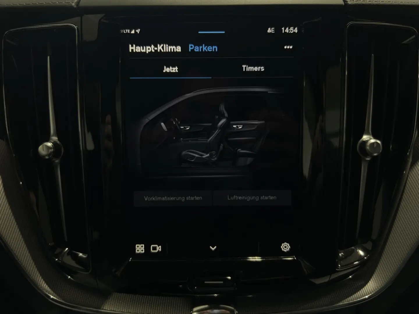 XC60 T8 Ultra Black Edition Recharge AWD Massage