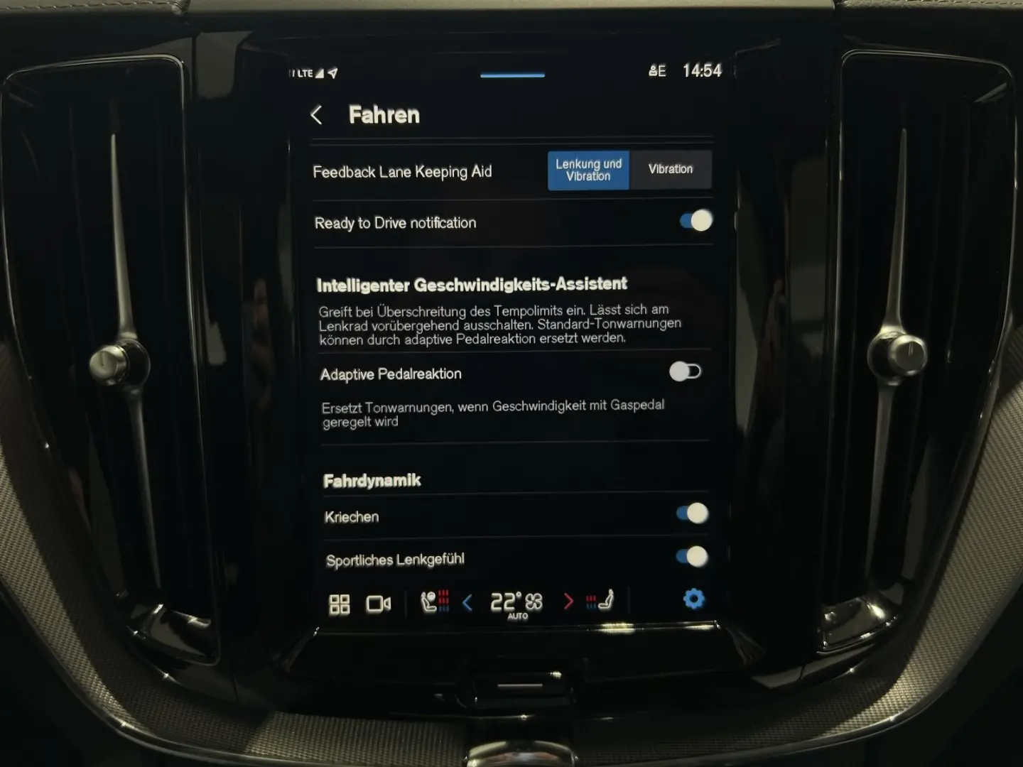 XC60 T8 Ultra Black Edition Recharge AWD Massage