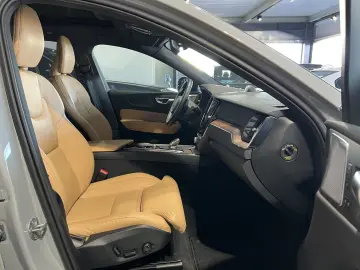 XC60 T8 Ultimate Dark Recharge AWD B&W Massage