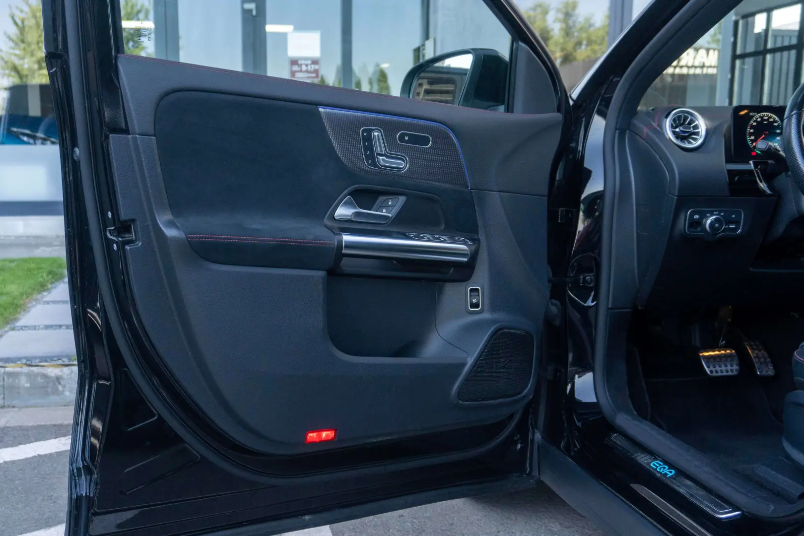 Mercedes Benz EQA 300 4Matic_2xAMG_Memory_360