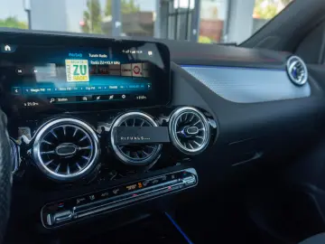 Mercedes Benz EQA 300 4Matic_2xAMG_Memory_360