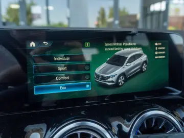 Mercedes Benz EQA 300 4Matic_2xAMG_Memory_360