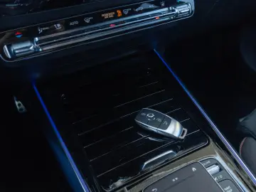 Mercedes Benz EQA 300 4Matic_2xAMG_Memory_360