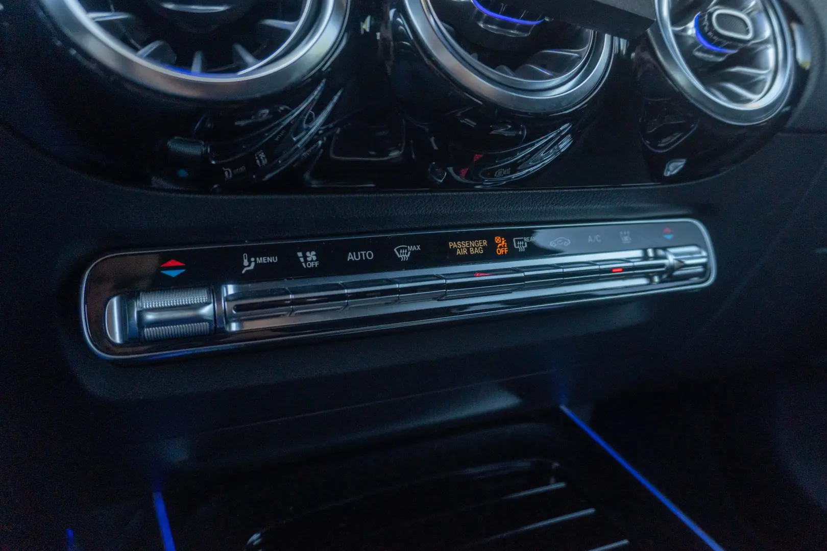 Mercedes Benz EQA 300 4Matic_2xAMG_Memory_360
