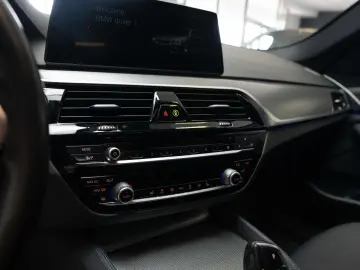 BMW Seria 5 520d xDrive AT M Sport Head-up Led