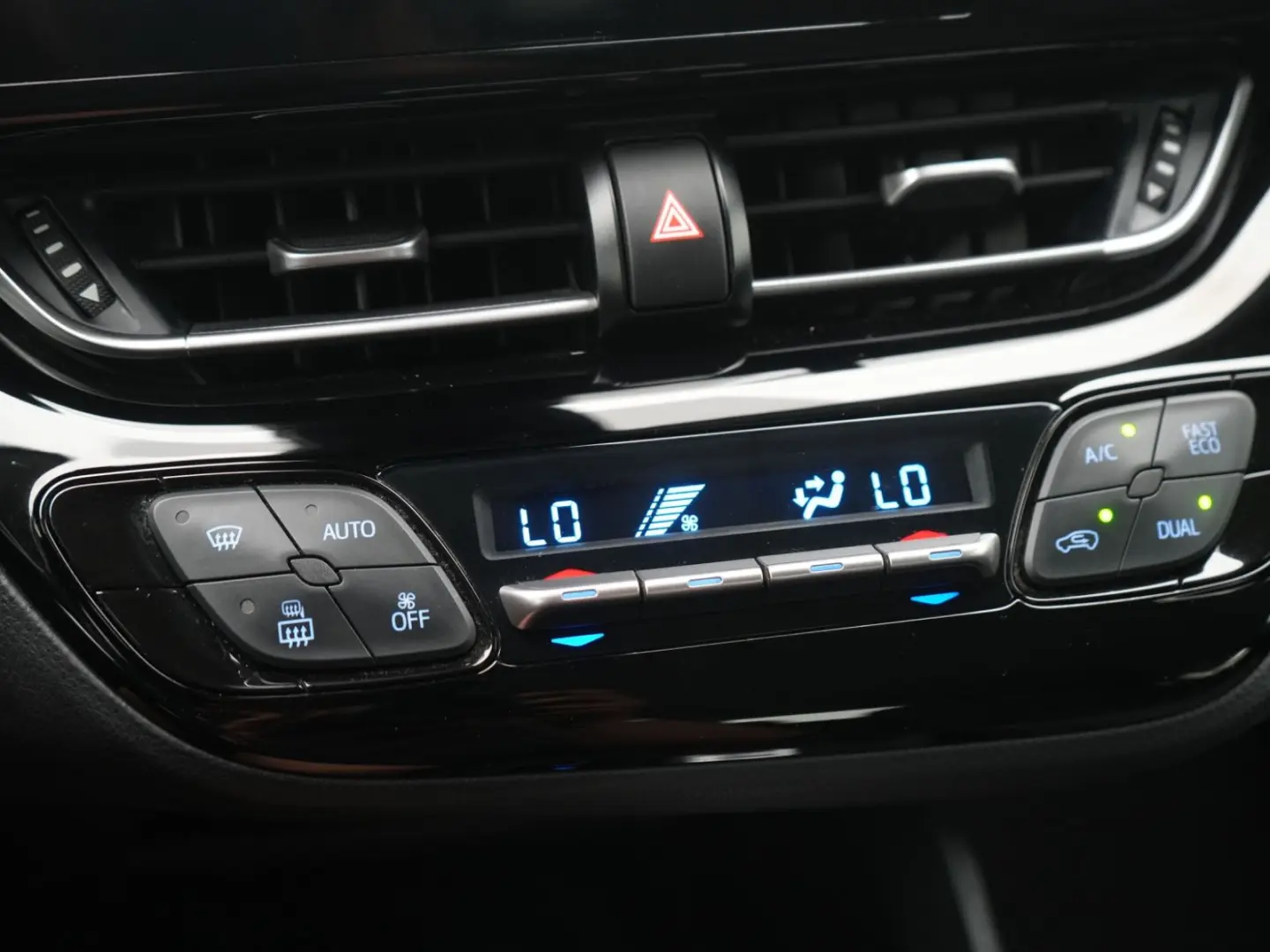 C-HR Hybrid APPS/NAVI+RFKAMERA+KLIMAAUT+LED