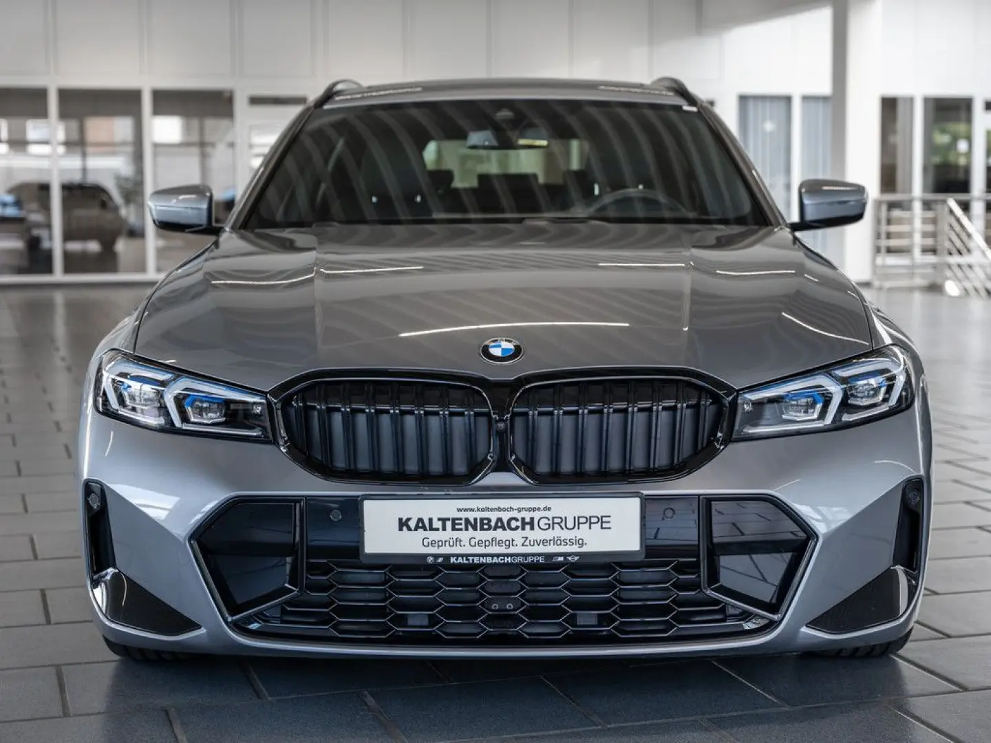318i Touring M-Sport FACEL. PANO AHK HUD 360°