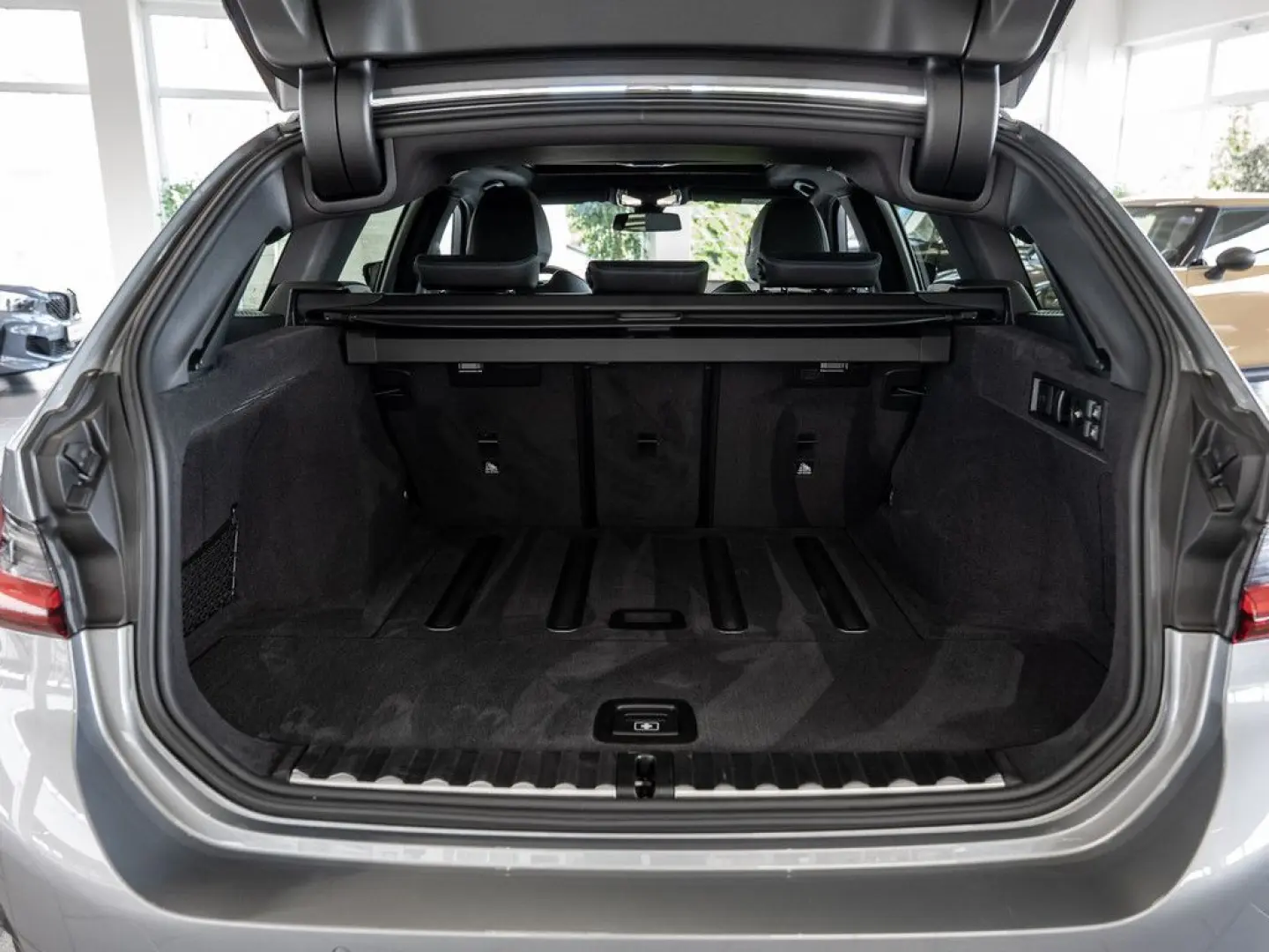 318i Touring M-Sport FACEL. PANO AHK HUD 360°