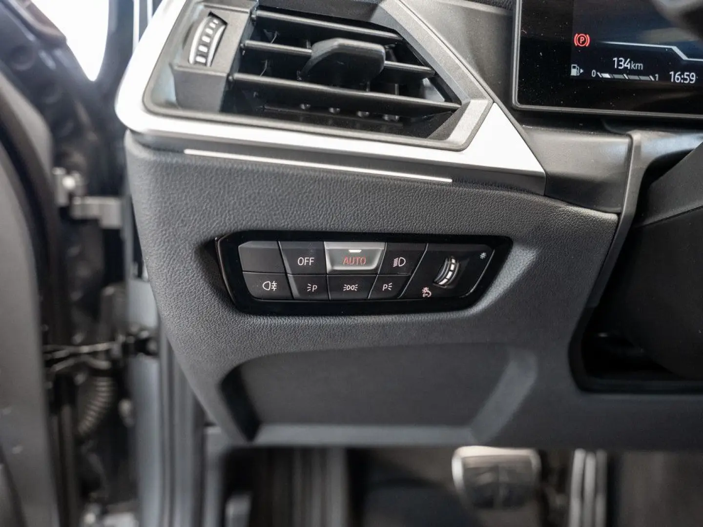 318i Touring M-Sport FACEL. PANO AHK HUD 360°
