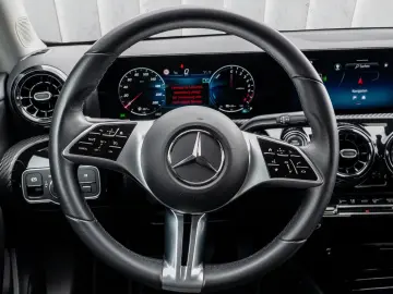 MERCEDES BENZ A250e Limousine mit EQ Hybrid LEASING