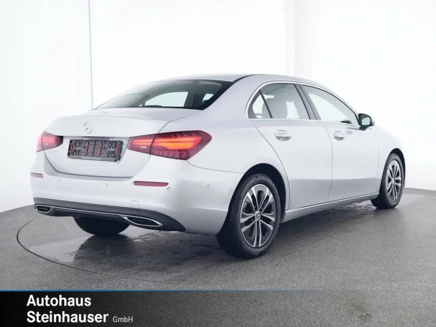 MERCEDES BENZ A200 Limousine LEASING
