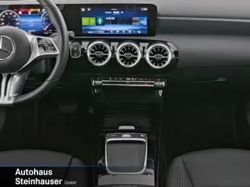 MERCEDES BENZ A200 Limousine LEASING