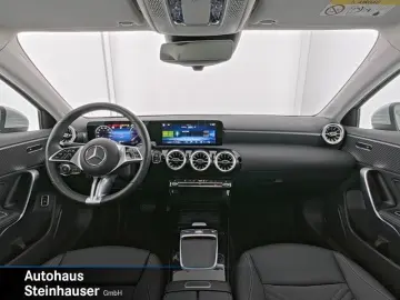 MERCEDES BENZ A200 Limousine LEASING