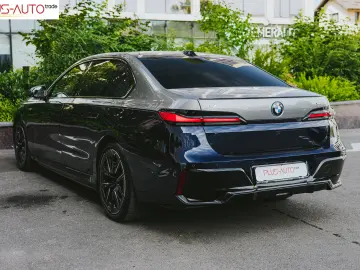 BMW i7