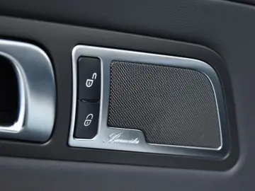 AMG GT ROADSTER BURMESTER AIRSCARF