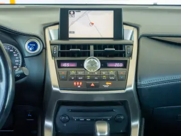 Lexus NX 300h e-Four e-CVT 