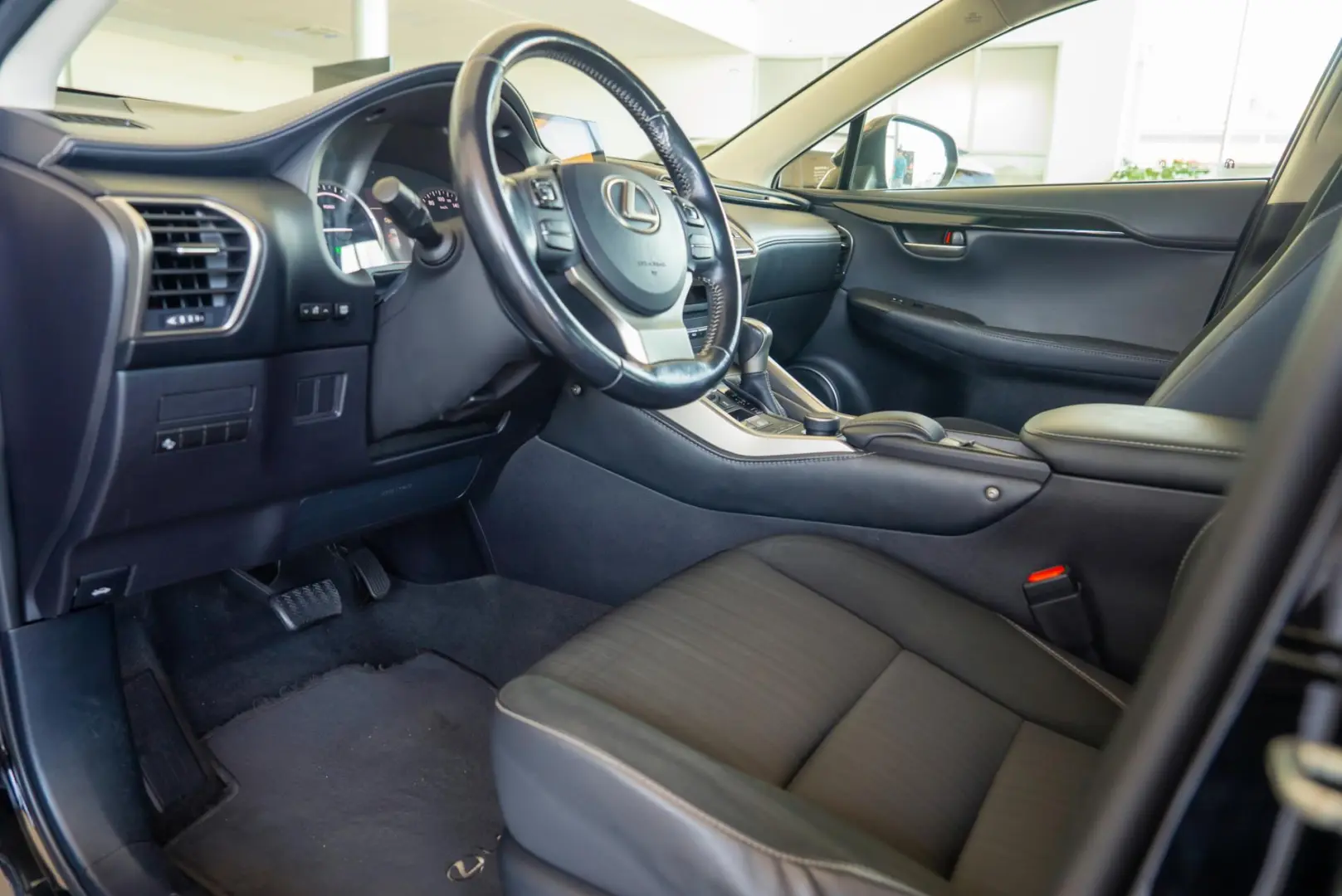 Lexus NX 300h e-Four e-CVT 