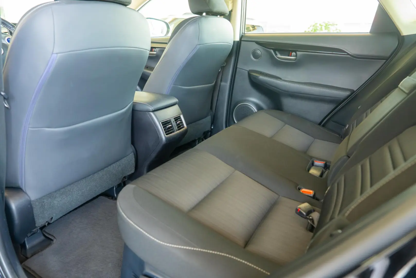 Lexus NX 300h e-Four e-CVT 