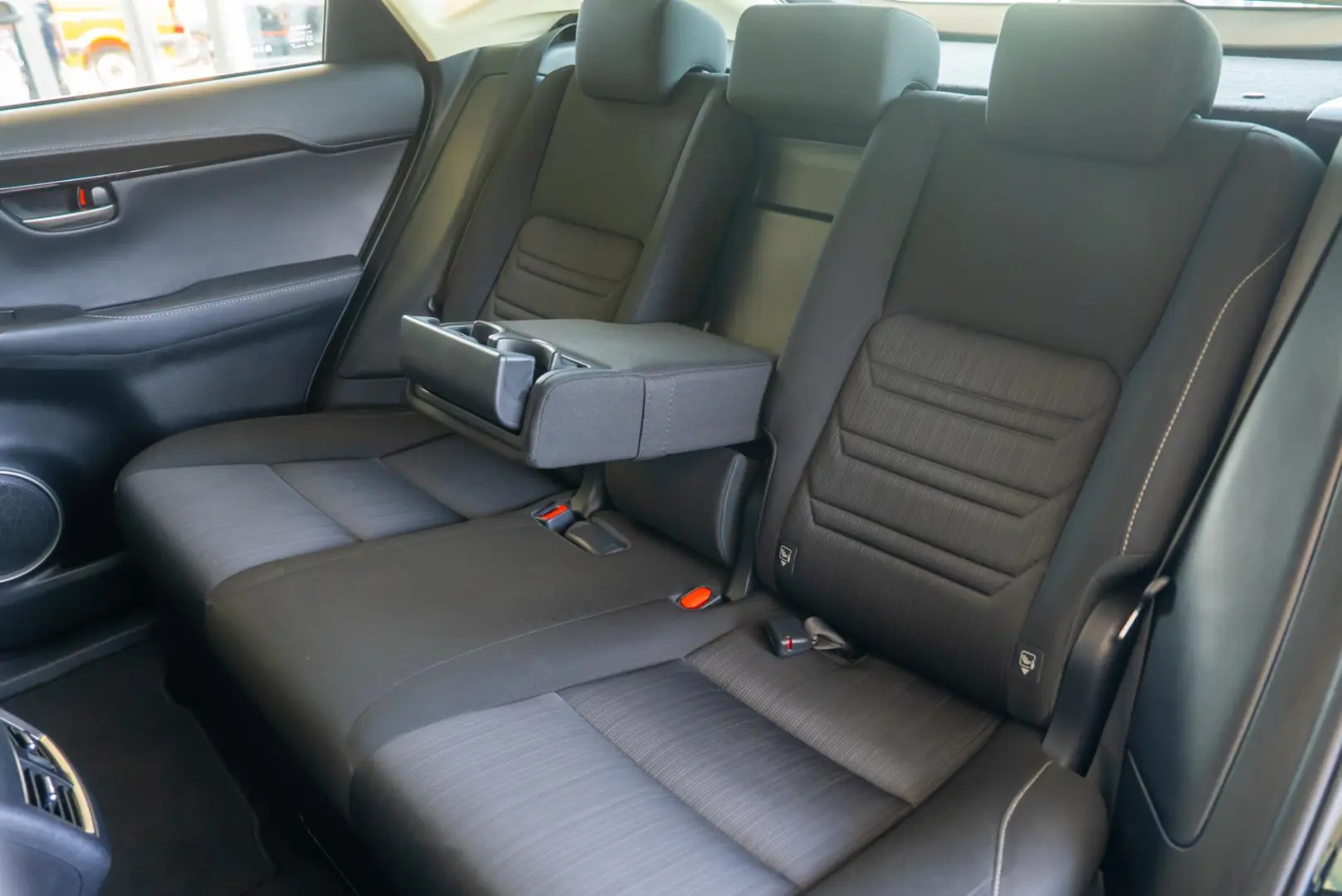 Lexus NX 300h e-Four e-CVT 