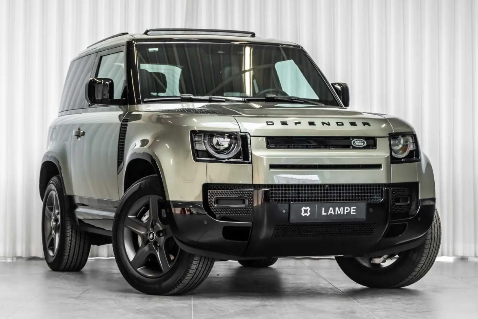 Defender 90 D300 X-Dynamic SE Black Pack