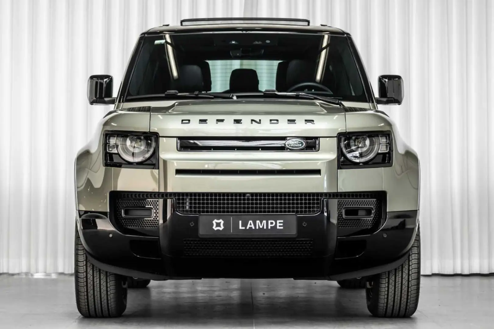 Defender 90 D300 X-Dynamic SE Black Pack