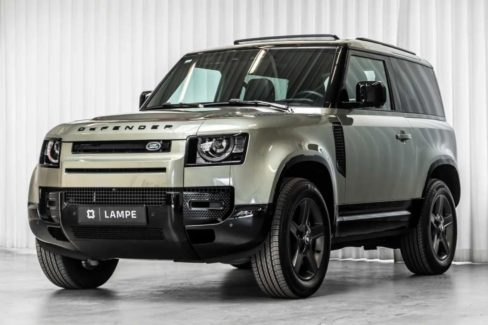 Defender 90 D300 X-Dynamic SE Black Pack