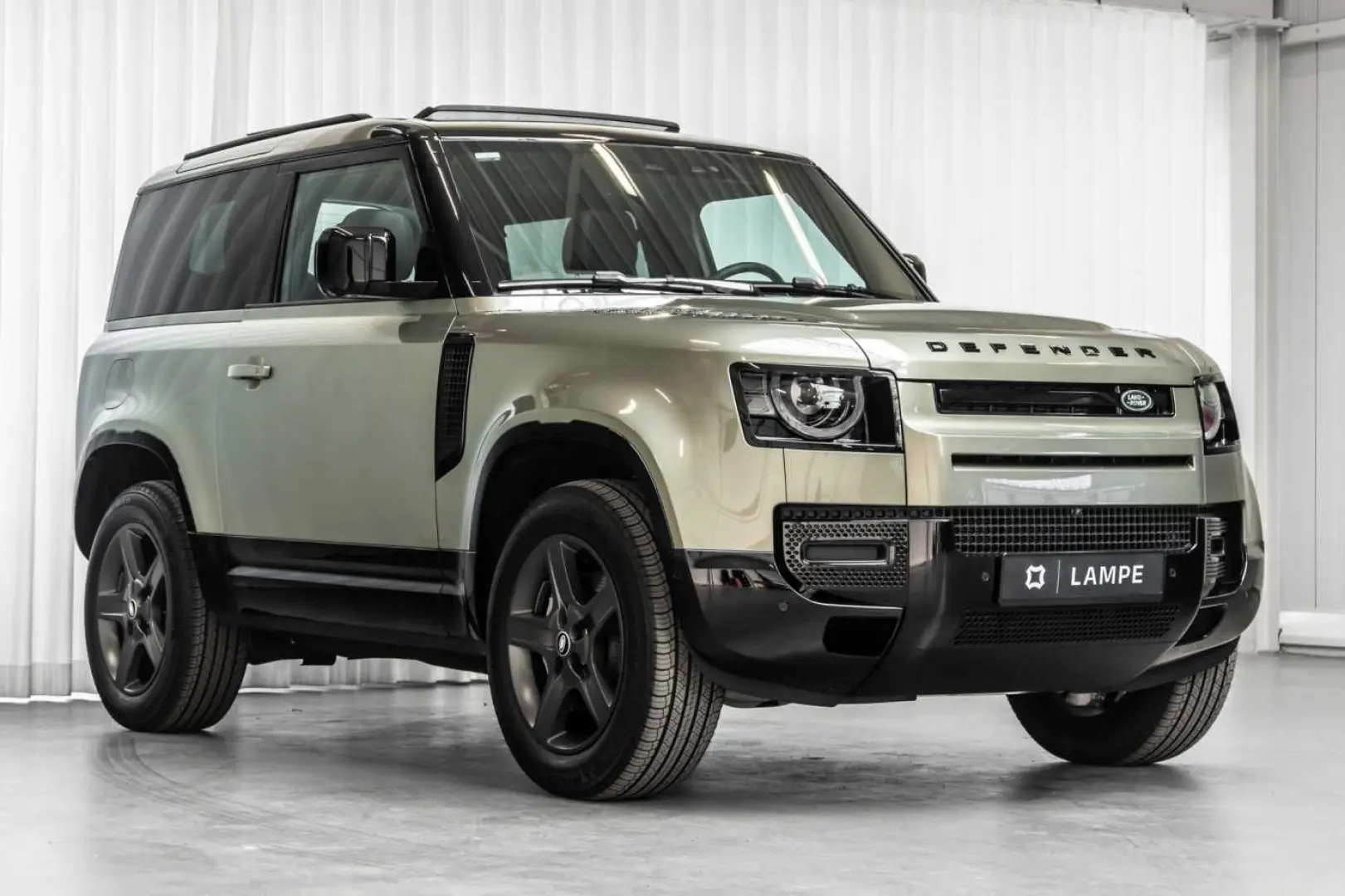 Defender 90 D300 X-Dynamic SE Black Pack