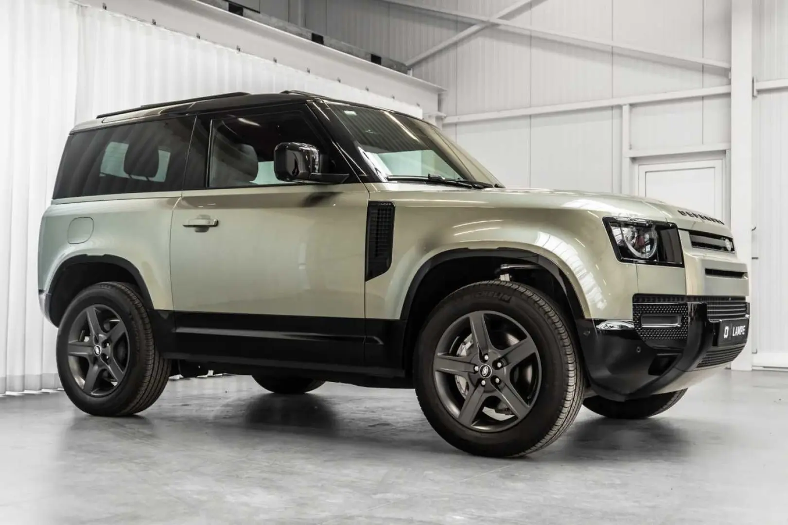 Defender 90 D300 X-Dynamic SE Black Pack