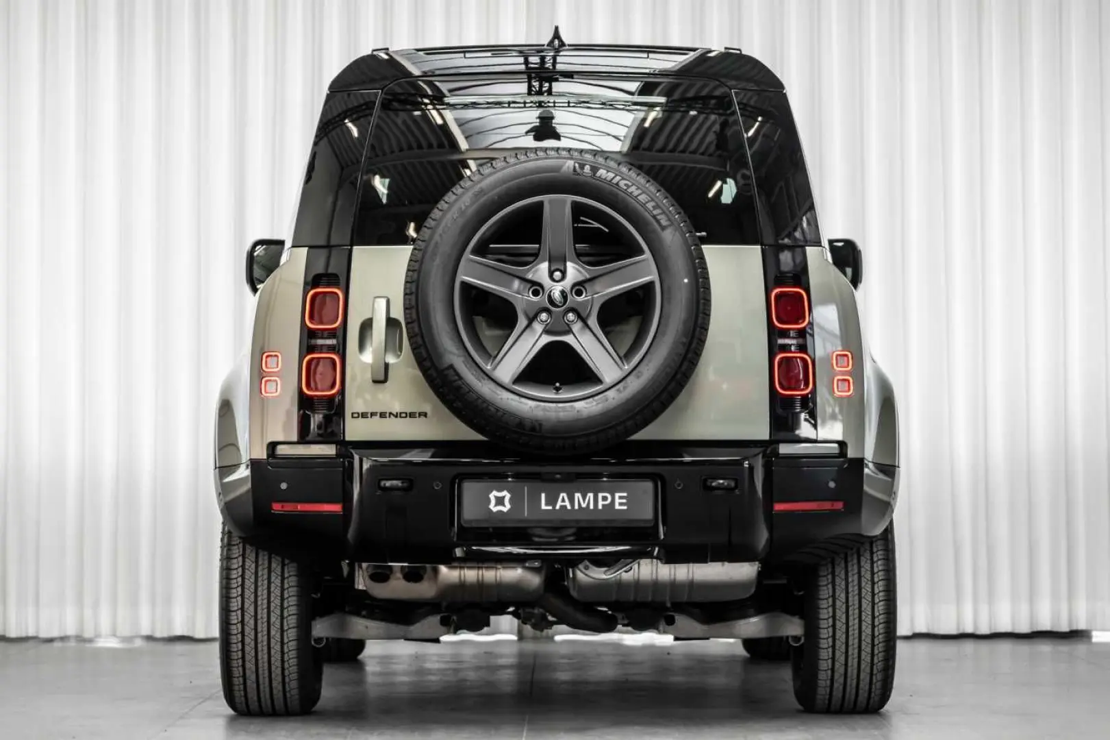 Defender 90 D300 X-Dynamic SE Black Pack