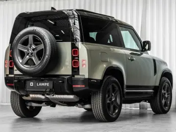 Defender 90 D300 X-Dynamic SE Black Pack