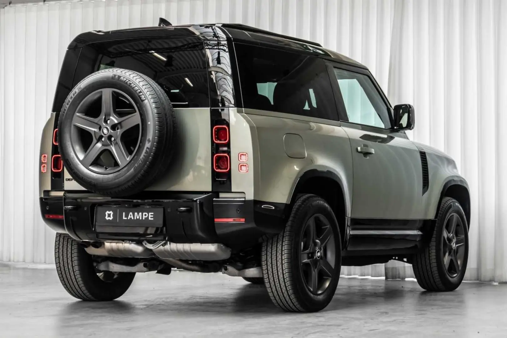 Defender 90 D300 X-Dynamic SE Black Pack