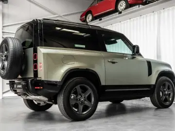 Defender 90 D300 X-Dynamic SE Black Pack