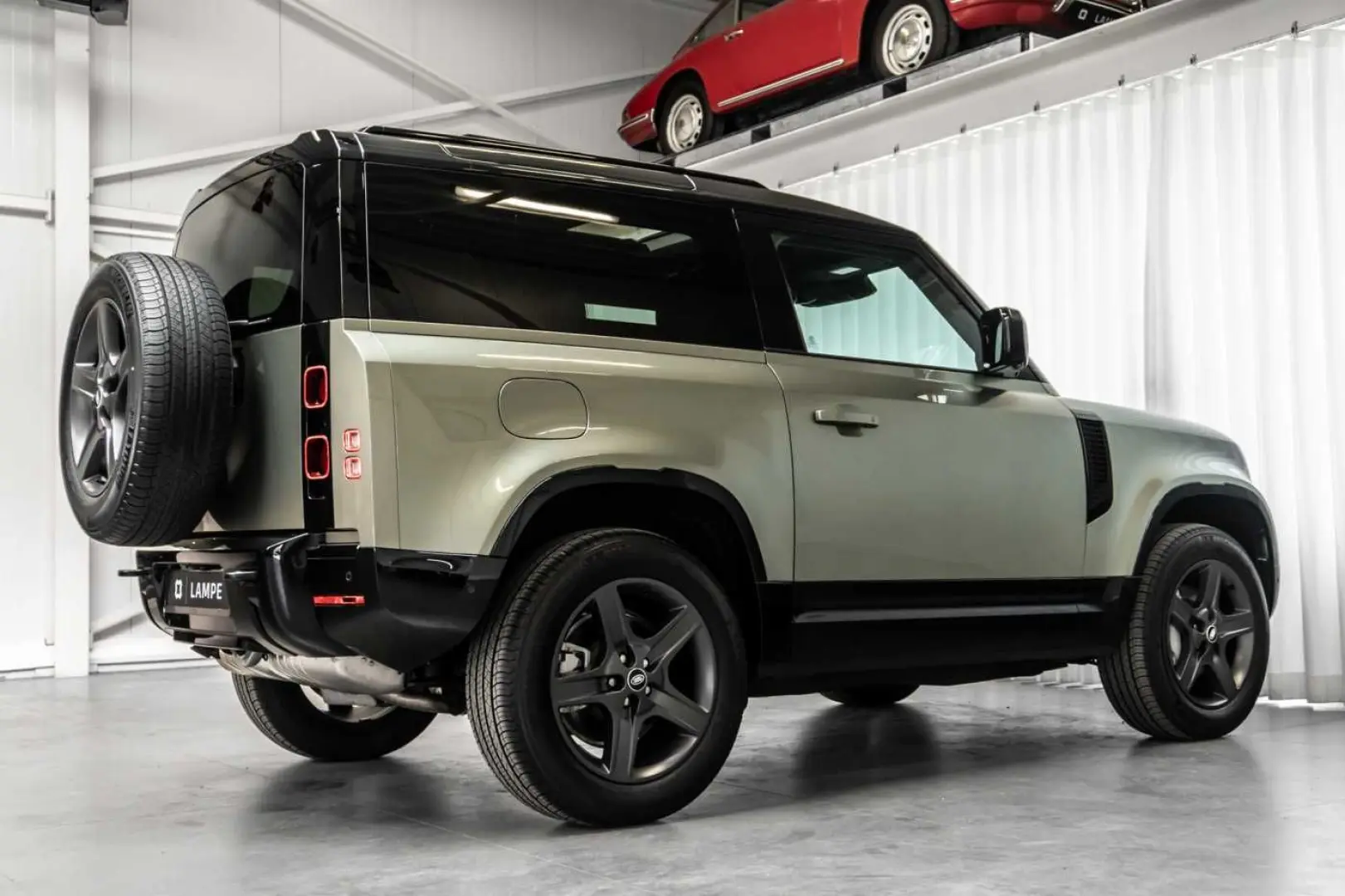 Defender 90 D300 X-Dynamic SE Black Pack