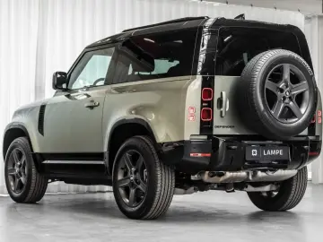 Defender 90 D300 X-Dynamic SE Black Pack