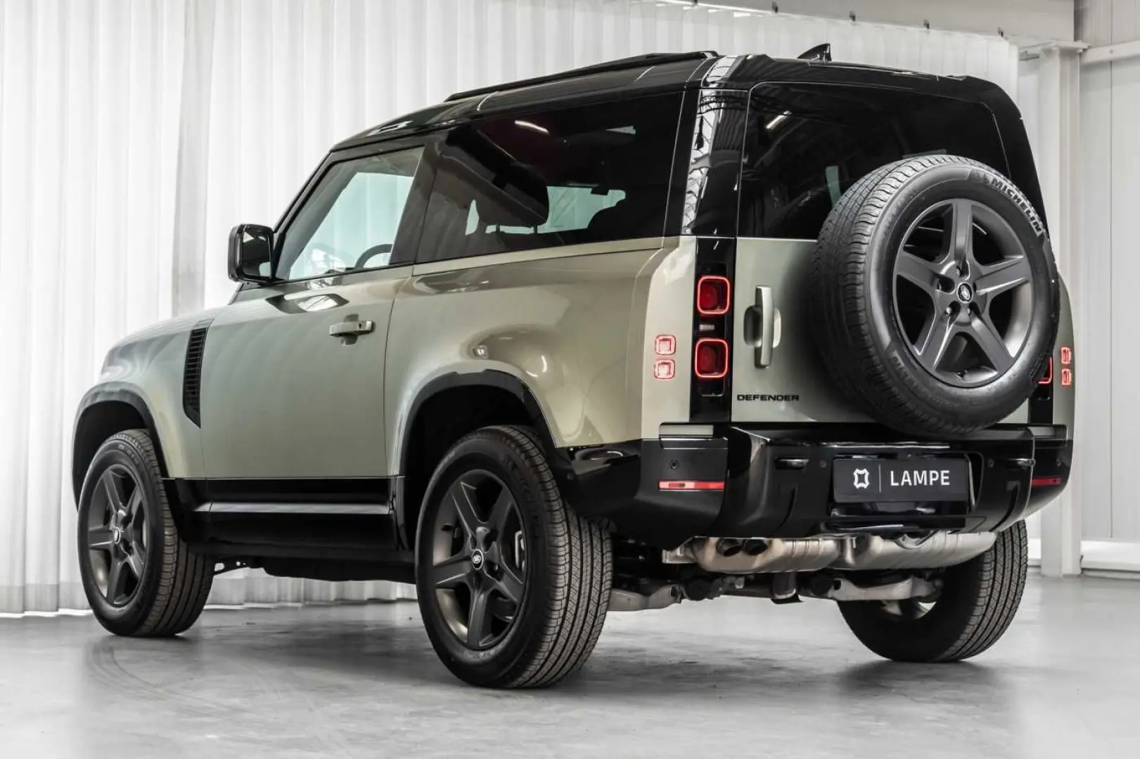 Defender 90 D300 X-Dynamic SE Black Pack