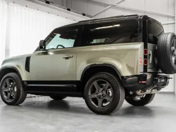 Defender 90 D300 X-Dynamic SE Black Pack