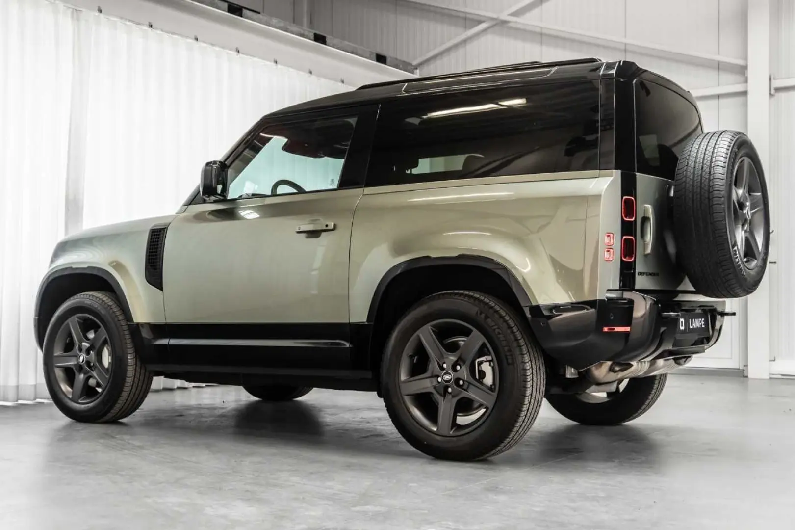 Defender 90 D300 X-Dynamic SE Black Pack