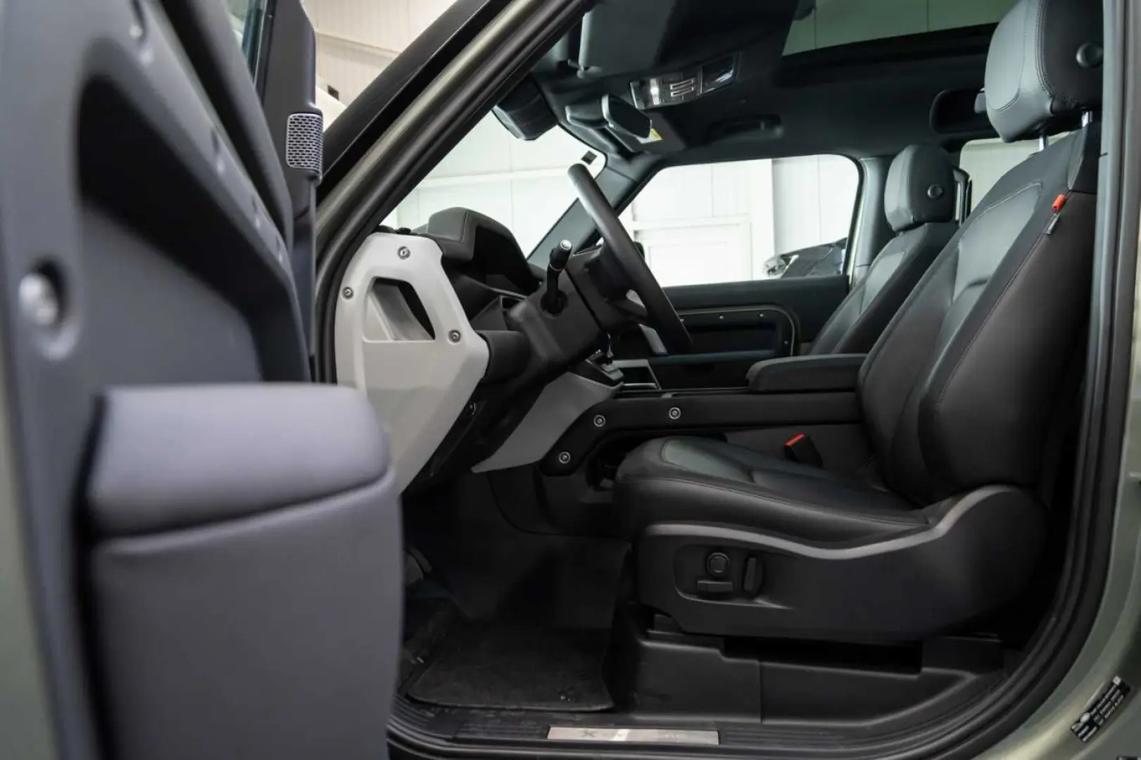 Defender 90 D300 X-Dynamic SE Black Pack